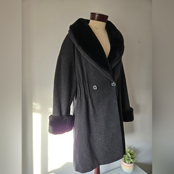 VINTAGE XCEPTION virgin wool Black Double-Breasted Coat with faux fur collar. 14 - Picture 2 of 14